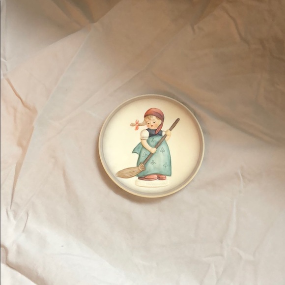 The MJ Hummel Little Homemakers Collectors Plate - Picture 4 of 4